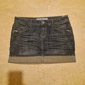 Jeanskjol med coola fickor - Mörkblå låmidjad jeans kjol. Från märket clockhouse i storlek 38/40. Måtten är: midja=76-78cm, längd=32,5cm. Den är i bra skick, den har även kristaller där bak och alla sitter kvar. Pris kan diskuteras! Skriv om du har några frågor eller vill ha fler bilder!