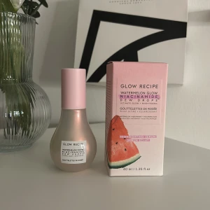 Glow Recipe Watermelon Glow Niacinamide Dew Drops - Glow Recipe Watermelon Glow Niacinamide Dew Drops. Innehåller niacinamid och vattenmelonextrakt för att återfukta och ljusa upp huden. Perfekt att använda under eller över smink för en naturlig glow. Använd ca 2-3 gånger men ingenting som märks. Nypris: 419kr.💕