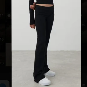 Yoga pants - Söta low rise svarta yoga pants från gina i storlek 146-152. Är nästan helt oanvända! 