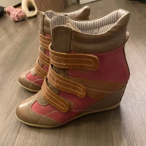 Bruna och rosa isabel marant liknande sneakers med kilklack - Snygga i brunt och rosa med kilklack och kardborreband. Säljer för att dom e liiiite försmå för mig vilket är såååååå synd. Skriv för fler bilder