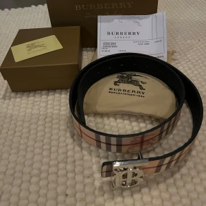 Burberry bälte  - Säljer ett burberrybälte i nyskick och oanvänd allt i bilderna ingår