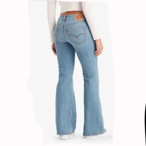 Blå low waist bootcut jeans från Levi's - Snygga ljusblå low waist bootcut jeans från Levi’s.  De är i fel storlek och kommer därför aldrig till användning🫶 Jag säljer även ett par i svart och flera andra low flare jeans. Nypris: 1000kr. 