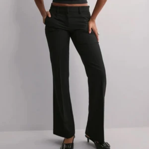 Low waist flare suit pants NELLY - Jättefina men tyvärr passar dom mig inte helt vid låren. Jag är 166 och de sitter bra så! Orginalpris 399! Köptes för inte så längesedan och är i bra skick då de använts ungefär två gånger.