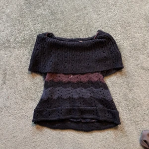 Mörkblå  offshoulder stickad  - Snygg svart stickad topp med offshoulder-design, men man kan även ha den på andra sätt . Den har ett vågigt mönster och är perfekt för en stilren look. Passar bra till både jeans och kjol.