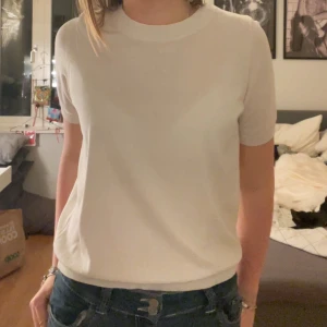 Vit tröja från Lindex - Säljer en stilren vit tröja från Lindex. Tröjan har korta ärmar och en rund halsringning, perfekt för en enkel och klassisk look. Passar bra till jeans eller kjol.