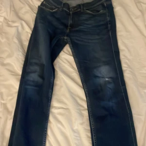 Mörkblå jeans från Tiger of Sweden - Snygga mörkblå jeans från Tiger of Sweden, de har blivit försmå för mig och är andvänt  7 till 8 gånger, skriv vid köp eller frågor 😄🔥