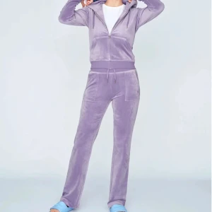 Juicy couture set - Set från juicy couture. Bra skick, kan säljas var för sig oxå! Kontakta mig! Strl S/Xs topp:400kr byxor:600kr