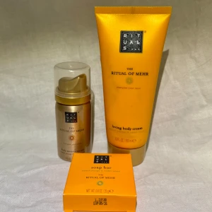 Nytt! Hudvårdsset från Rituals The Ritual of Mehr - Nya! Ett lyxigt hudvårdsset från Rituals The Ritual of Mehr. Innehåller en body cream i en guldfärgad tub, en ansiktskräm i en pumpflaska och en tvål i en orange förpackning. Perfekt för en uppfriskande och vårdande hudvårdsrutin. Tvål 50:-, body creme 75:- body mousse 60.-st eller som paket 