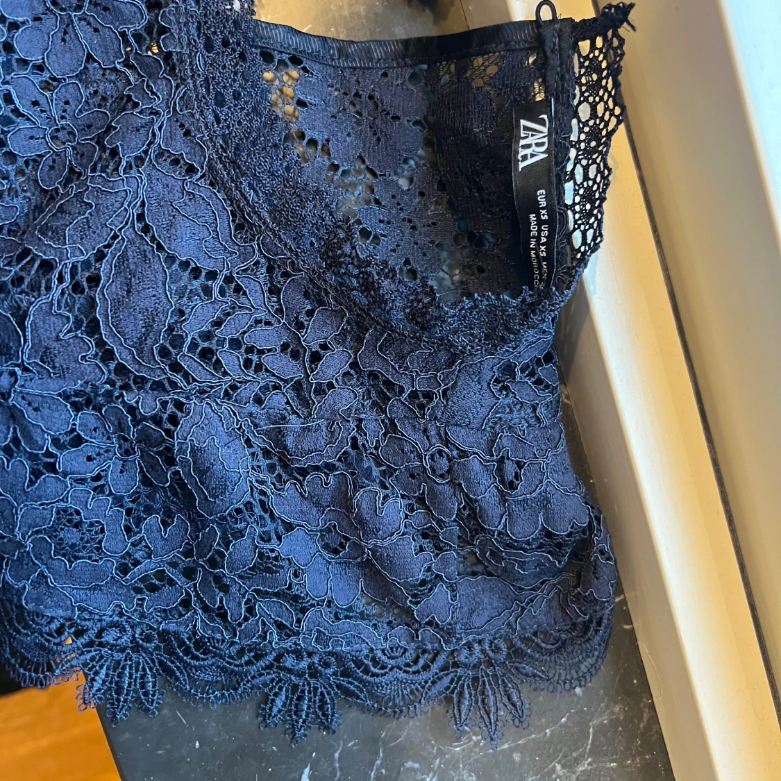 Mörkblå spetsblus från Zara - 91