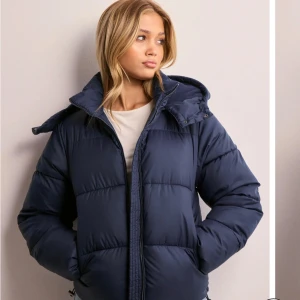 Mörkblå pufferjacka med huva - Strl S❤️ säljer för 750 kr 