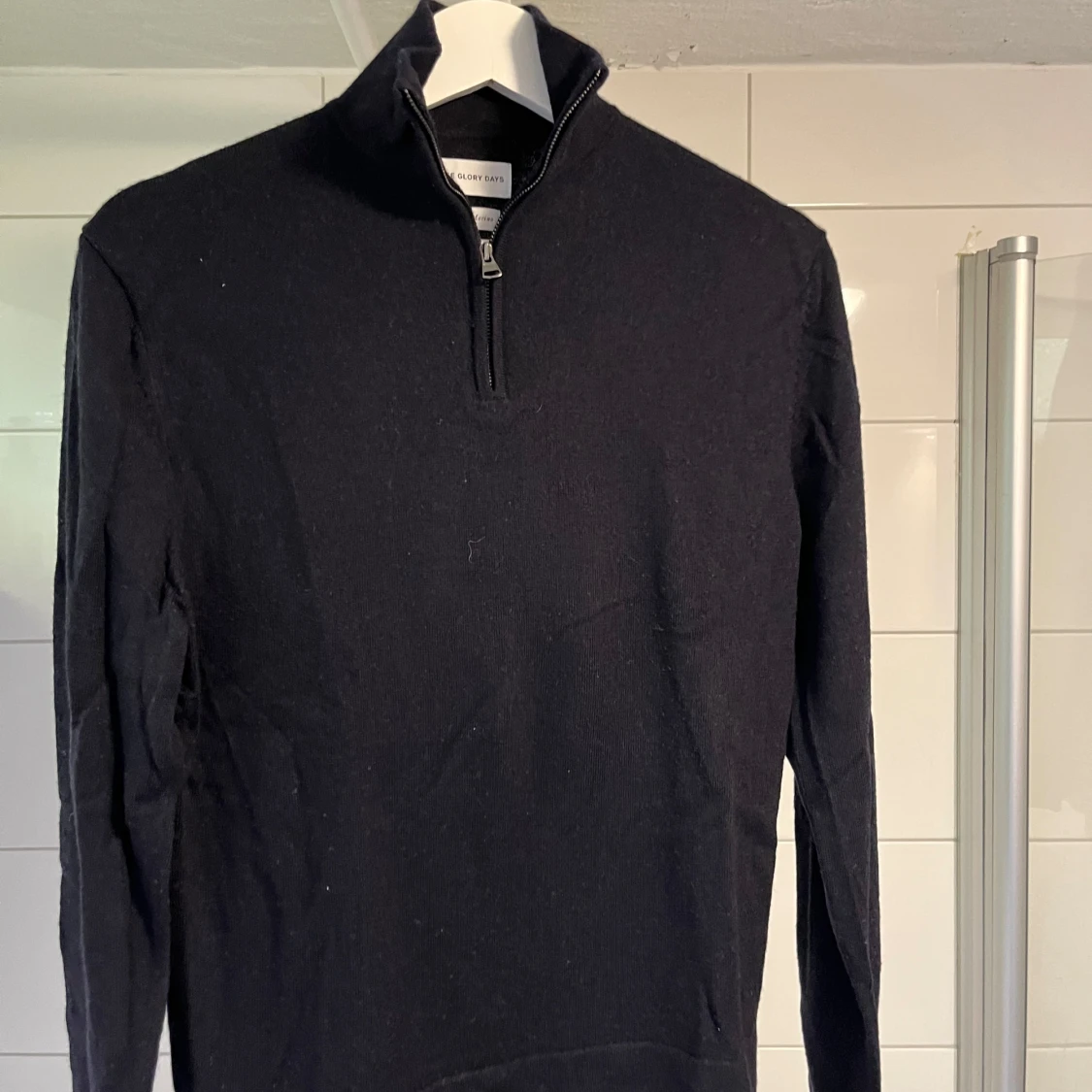 Mörkblå halfzip från These Glory Days