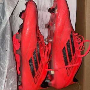 Addidas F50 Str 44 - Köpte dem här skorna precis när dem kom ut för 3000. Använde dom i 2 träningar sen fick jag ont i foten för dem var för små. Det finns knappt en skråma på skorna. 