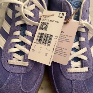 Gazelle indoor blue fusion  - Ett par adidas gazelle i färgen blue fusion. Vita snören på nu men tillkommer även blåa. Original kartongen, pappret och lappar kommer även med. På bilderna ser dom lite mer lila än vad dom är. Endast använda 2-3 gånger och ser nästan nya ut. Skickar innom en timme om man väljer frakt med instabox!