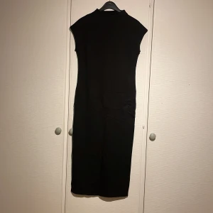 Hellång svart klänning - Aldrig använd!! Svart hellång klänning ifrån Lindex! Perfekt till nyår eller annan fest 🎉 