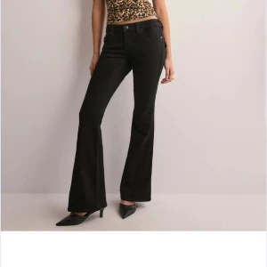 Svarta bootcut jeans - Super snygga låg midjade jeans. Säljer då de tyvärr är för korta för mig. Använd några få gånger, även tvättade någon enstaka gång. ❤️