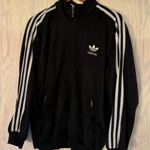Adidas kofta  - Klassisk svart adidas kofta. Storlek M i man