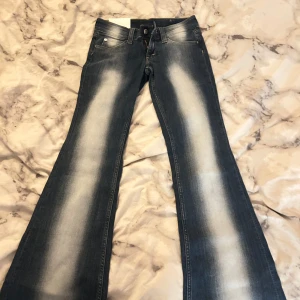 Blå bootcut jeans från weekday - säljer dessa trendiga bootcut beans från weekday! säljer då de tyvärr var för små för mig, de är helt oanvända bara provat en gång! jättefina och typ slutsålda överallt