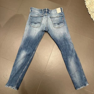 Replay Jeans - Blå Slim fit Replay Jeans i fint skick! Små slittningar med i modellen! Storlek: 33W 32L 