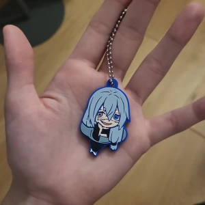 Mahito nyckelring - Säljer en Jujutsu kasien nyckelring av karaktären Mahito Nyckelringen är köpt ifrån Japan dock vet ej vart. Ej använd