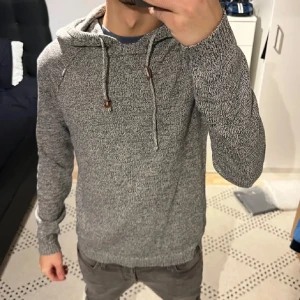 Stickad hoodie - Överfet grå stickad hoodie ifrån Jack n Jones, säljs inte längre och är i skick 9/10, ingen defekt överhuvudtaget!