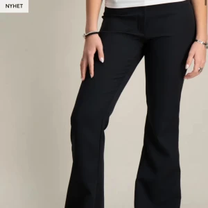 Svarta kostymbyxor - Snygga low/midwaist bootcut kostymbyxor från Neo noir, jag tog bilder från en hemsida istället för att bilderna jag tog själv fick byxorna att se gråa ut vilket dem inte är då dem är helt svarta. Säljer pga jag har två par och ena är för liten och alltså helt oanvänd. Köpare står för frakt