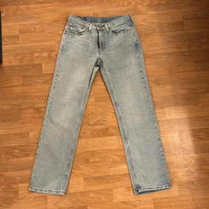 Levis 514 ljusblå jeans - Säljer ett par klassiska Levis 514 jeans i ljusblå denim. De har en rak passform och är perfekta för en avslappnad stil. Jeansen har fyra fickor och en dragkedja med knappstängning. Inga fläckar eller slitage. Skriv gärna om ni har frågor allt ifrån pris till fler bilder. 