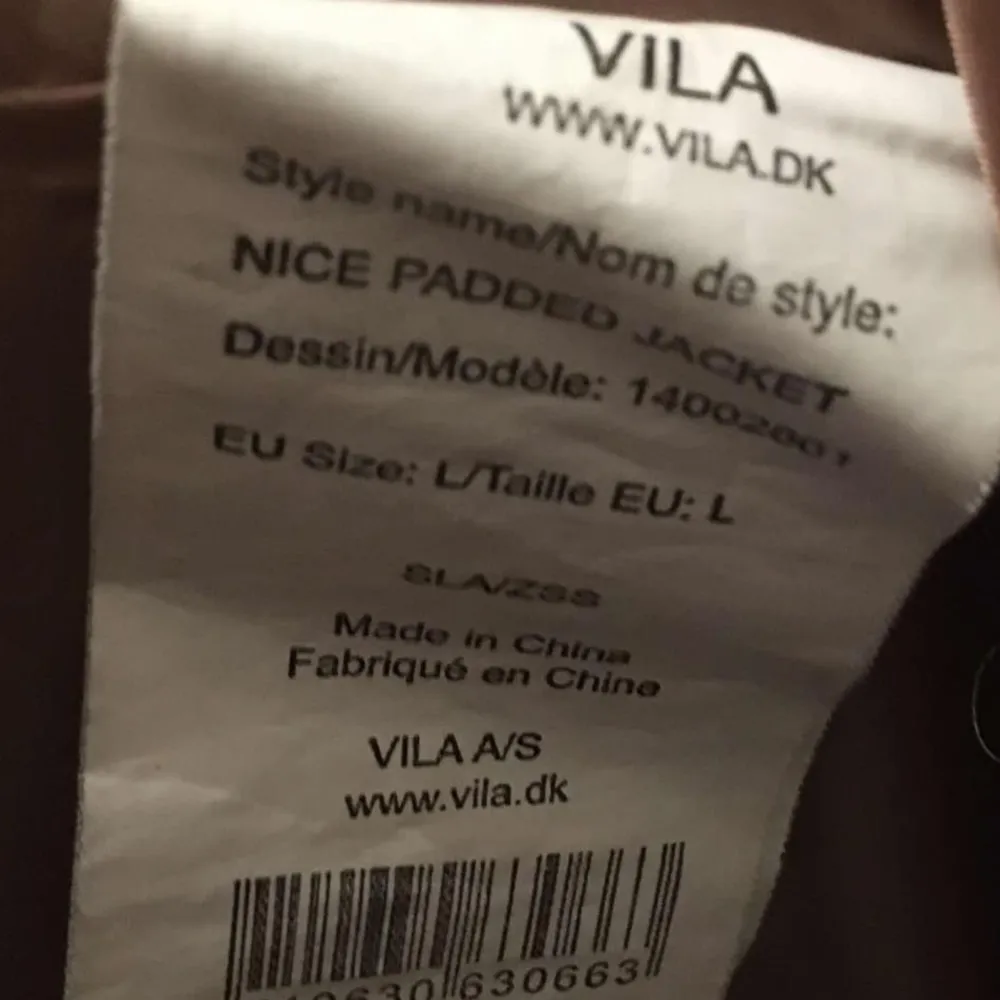 Säljer en snygg beige vadderad jacka från Vila. Jackan har en hög krage och dragkedja framtill. Perfekt för kyligare dagar med sin stilrena design och bekväma passform. Märkt L, känns mindre.. Kolla mått Bröstviddmätt rakt över: 49cm (98cm) Längd ca 72cm. Takit.