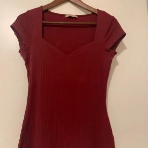 Röd topp från Anna Field - Snygg röd topp från Anna Field med korta ärmar och v-ringad hals. Perfekt för en stilren look.