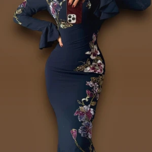 !!SÖKER !!Mörkblå klänning med blommig broderi - Elegant mörkblå klänning med vackra blommiga broderier i rosa och guld. Klänningen har långa ärmar och en tight passform som framhäver figuren. Perfekt för speciella tillfällen.