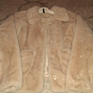 Mysig Jacka, oandvänd - Jackan är endast prövad. Mysig och varm tack vare fodret i jackan. Nypris 659kr 