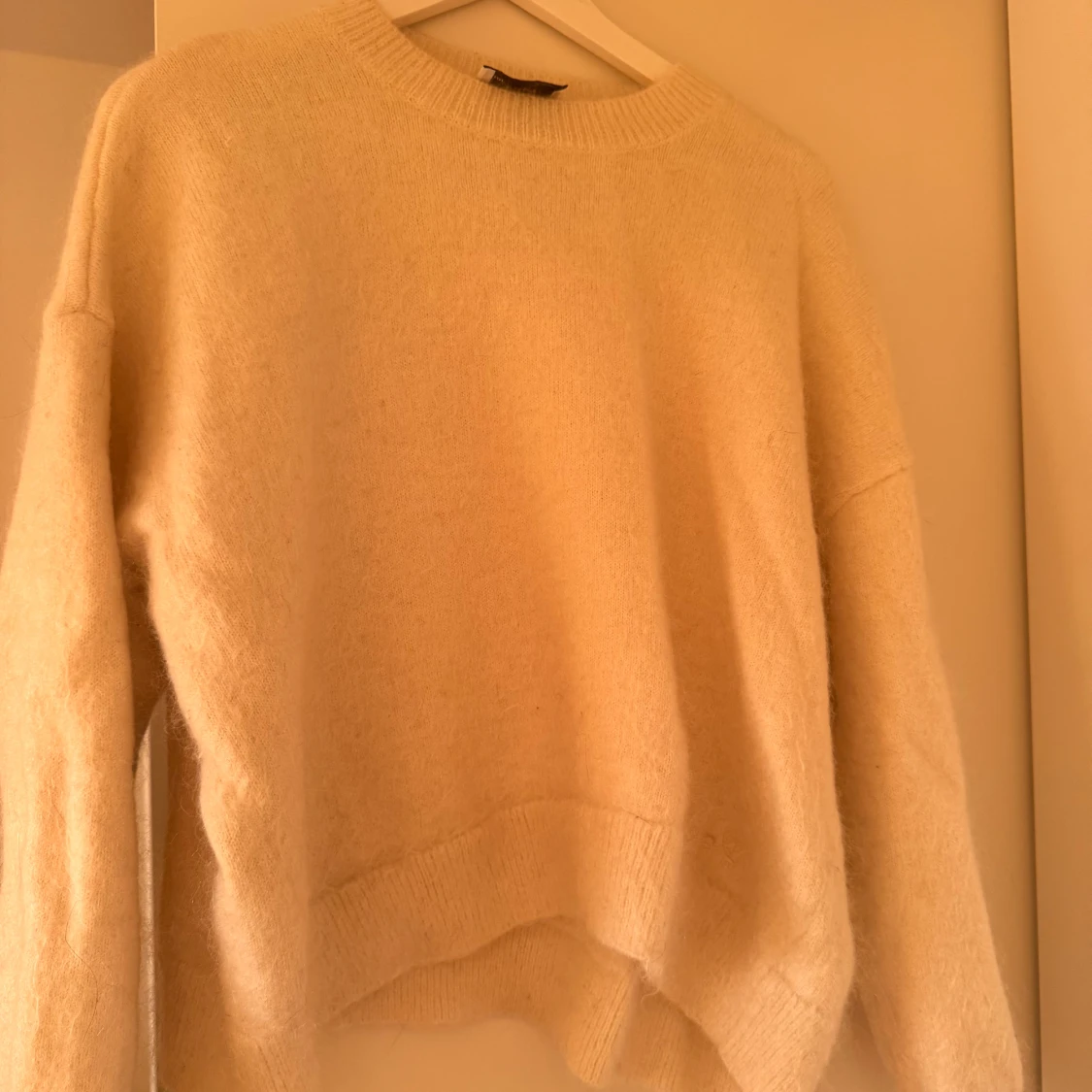 Vit stickad tröja från Axel Arigato