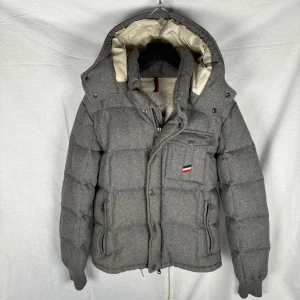 Moncler Jacka - Moncler jacka, storlek M, skick 8/10 två defekter förekommer, pris 2999kr. Hör av dig vid frågor eller funderingar.