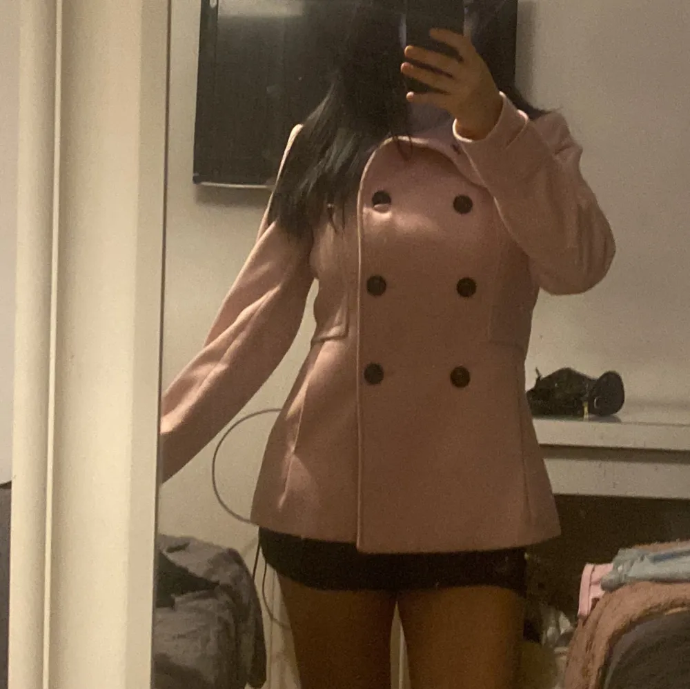 En härlig rosa kappa som är köpt inne på hm. Jag säljer den eftersom den aldrig kommer till användning. Den är nästan helt ny. . Takit.