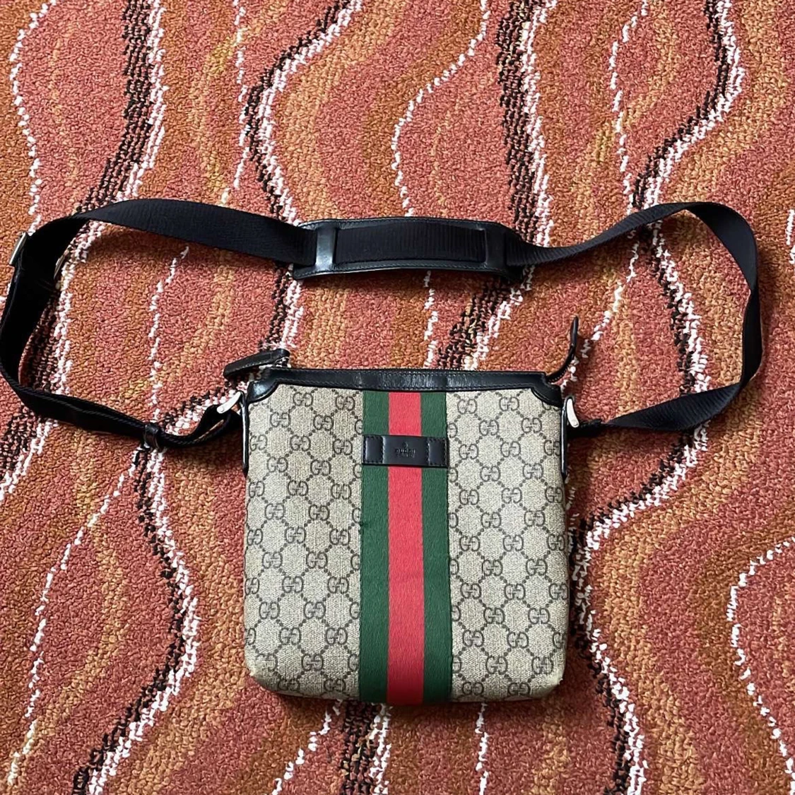 Beige axelväska med ränder - 91