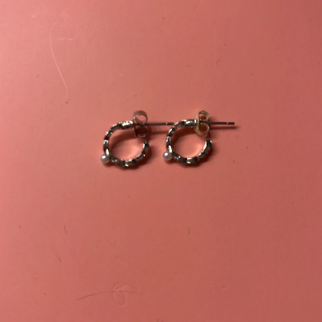 Silverfärgade örhängen med pärlor - 90