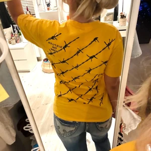 Orange/gul t shirt  - Super snygg t tröja med tryck både fram och bak! 💕💕🩷