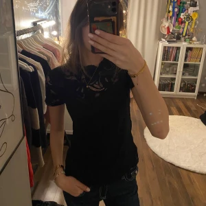 Svart spets topp✨💗 - Säljer en elegant svart topp med spetsdetaljer. Perfekt till fest! 💗den är i M men passar även bra som S.