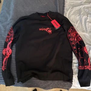 Hugo Crewneck - Helt ny Hugo tröja. Endast provad på, lappar kvar som på bilder. Självklart äkta! Storlek S men sitter som M