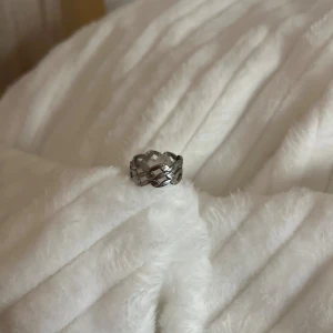 Flätad silverring - Elegant flätad ring i silver med en unik design. Perfekt för att ge en stilren touch till din look. Passar både till vardag och speciella tillfällen.
