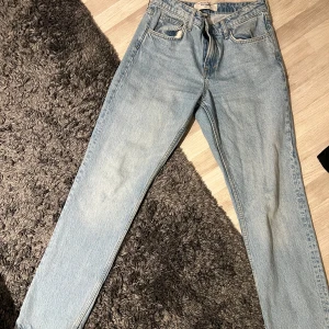 Ljusa jeans från H&M - Säljer ett par ljusa jeans från H&M i straight modell. De har en klassisk design med fem fickor och knappgylf. Perfekta för en avslappnad stil. Säljs pågrund av att de är stora.