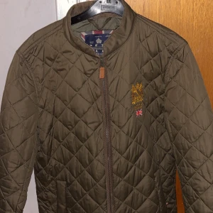 Morris Jacka Olivgrön S - Olivgrön Morris jacka i storlek S. Använd max 20 gånger. Bra skick. 