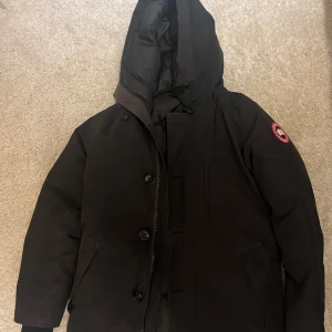 Canada goose jacks.  - Säljer min Canada goose jacka. Använd sparsamt och är väldigt fin i skicket. Pälsen finns med och även kvittot. Hör av dig vid frågor 