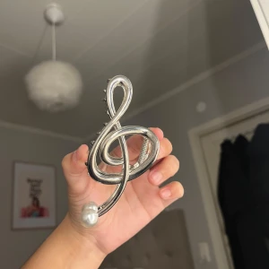 Silvrig hår klämma - Jättefin hår klämma.