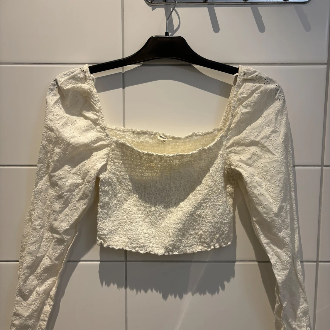 Vit blus med puffärmar