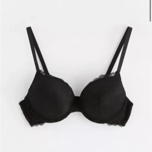 Svart spets push up bh - Elegant svart bh med spetsdetaljer och justerbara axelband, push up 75A aldrig använd, från lindex modell ”Linnea”, nypris 250kr