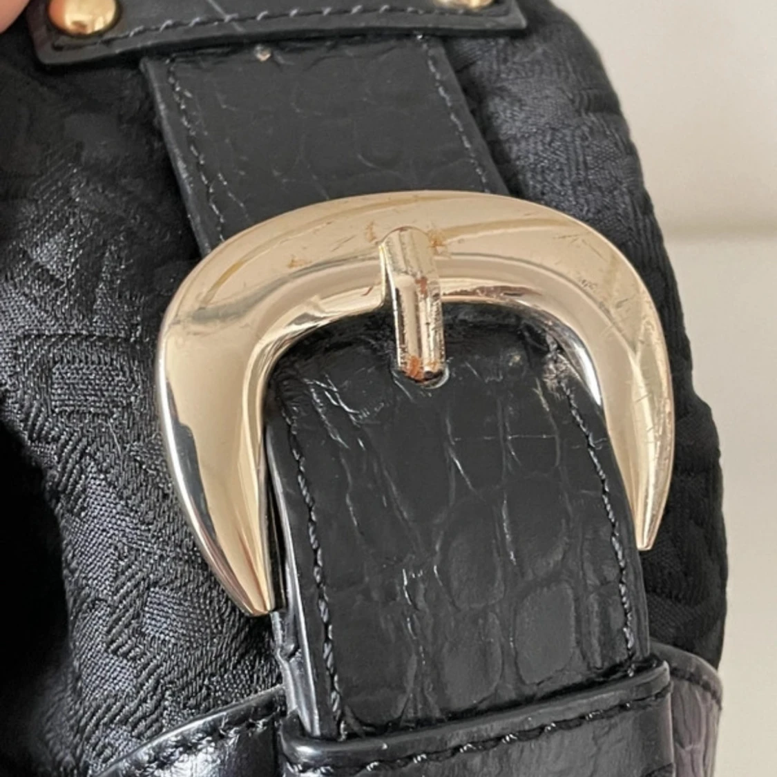 Svart axelväska med krokodilmönster - 93