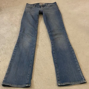 Lågmidjade jeans!!💕 - Säljer dessa sjukt snygga Lågmidjade bootcut jeans! Dom är vintage och går inte att köpa längre, men nypriset är runt 1200kr💕riktiga Lågmidjade och så fina på💗skriv för mått osv
