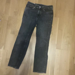 Grå jeans från H&M - Snygga grå jeans från H&M i straight regular fit. Perfekta för en avslappnad stil med klassisk design och fem fickor. Passar till många olika outfits och tillfällen.