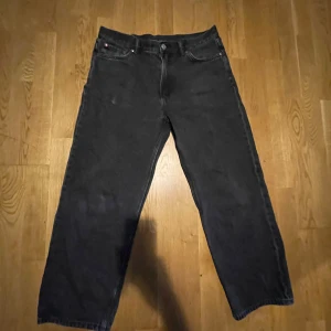  jeans - Svarta jeans. Weekday galaxy loose straight. Storlek 32/32. Bra skick.