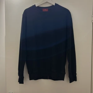 Svart tröja från Parajumpers - Säljer en stilren svart tröja från Parajumpers. Tröjan har långa ärmar och en rund halsringning. Perfekt för en avslappnad look.